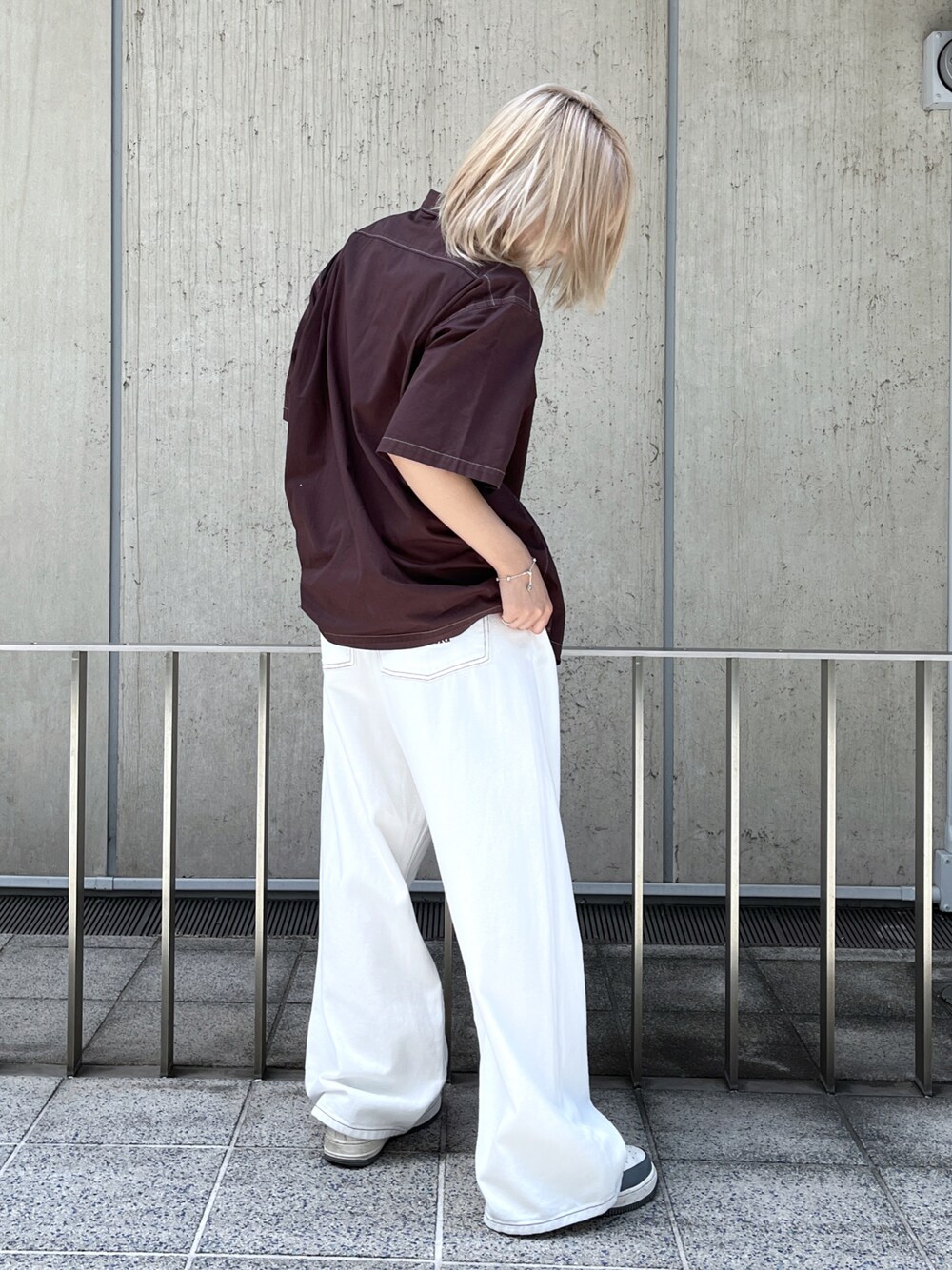 「XLARGEのSTANDARD LOGO ZIP WORK SHIRT（シャツ/ブラウス、ブラウン系）」を使った、Raさん（レディース・156cm）の夏コーディネートの1枚目の写真