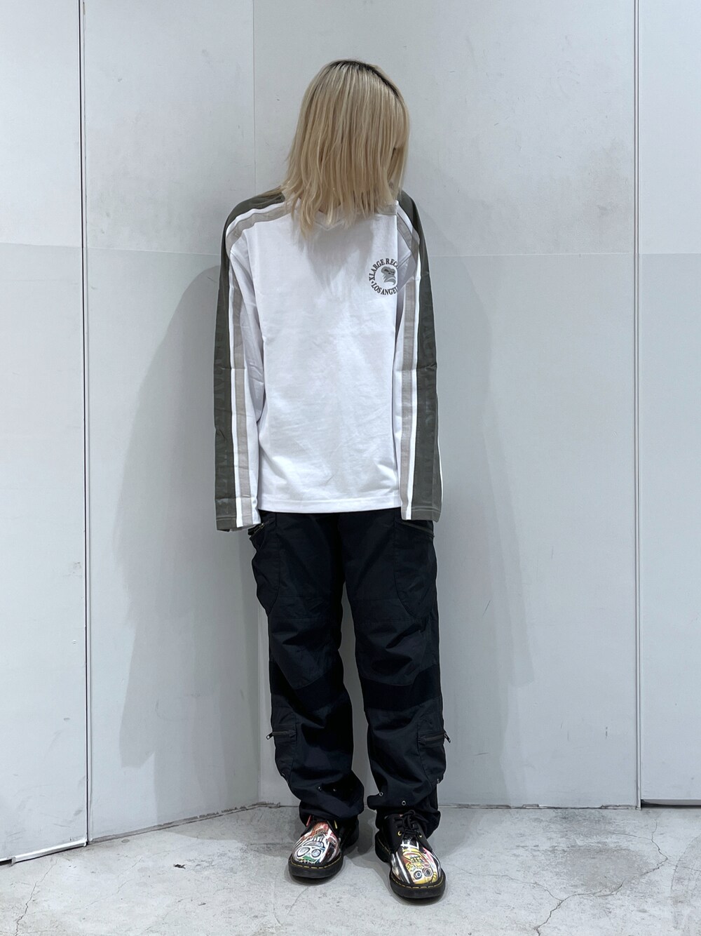 「XLARGEのACTION CARGO PANTS（カーゴパンツ、ブラック系）」を使った、Raさん（レディース・156cm）の夏コーディネートの1枚目の写真