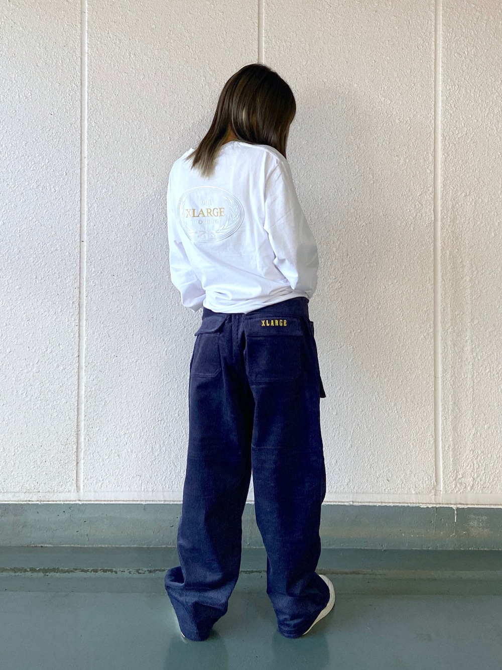 「XLARGEのCORDUROY BAKER PANTS（その他パンツ、ブルー系）」を使った、Raさん（レディース・156cm）の秋コーディネートの1枚目の写真