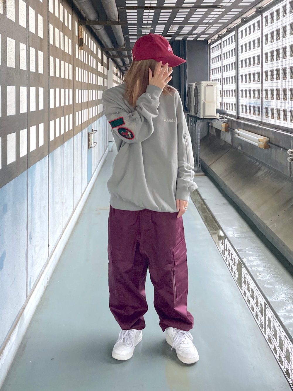 「XLARGEのMILITARY CREW NECK SWEAT（スウェット、グレー系）」を使った、Raさん（レディース・156cm）の秋コーディネートの1枚目の写真