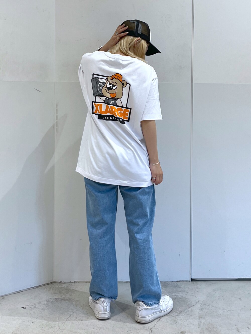 「XLARGEのEMBROIDERY DENIM PANT（デニムパンツ、ブルー系）」を使った、Raさん（レディース・156cm）の夏コーディネートの1枚目の写真