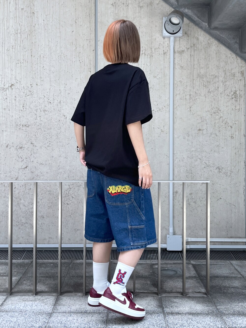 「XLARGEのCHENILLE STANDARD LOGO S/S TEE　メンズXLARGE　ロゴ　刺繍　半袖　Tシャツ（Tシャツ/カットソー、パープル系）」を使った、Raさん（レディース・156cm）の夏コーディネートの1枚目の写真