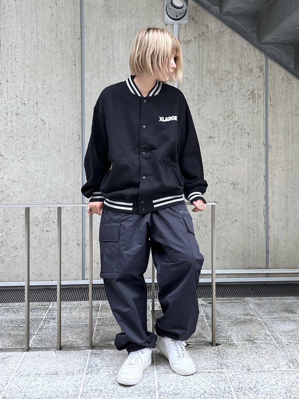 「XLARGEのEASY WIDE CARGO PANTS（カーゴパンツ、ブラック系）」を使った、Raさん（レディース・156cm）の夏コーディネートの1枚目の写真