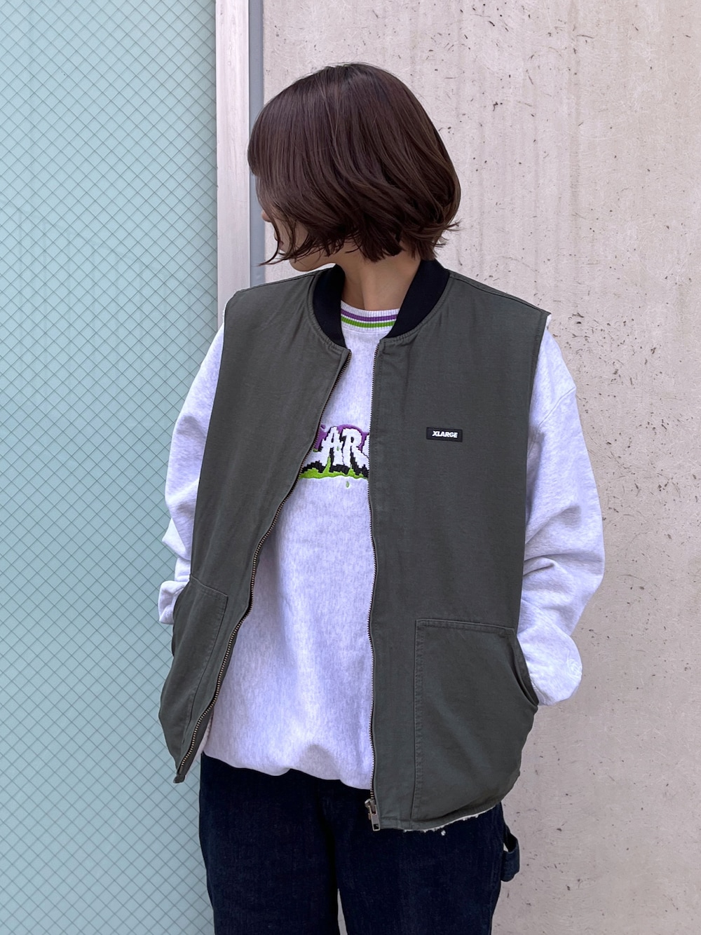 「XLARGEのGRAFFITI CREWNECK SWEAT（スウェット、グレー系）」を使った、Raさん（レディース・156cm）の秋コーディネートの1枚目の写真