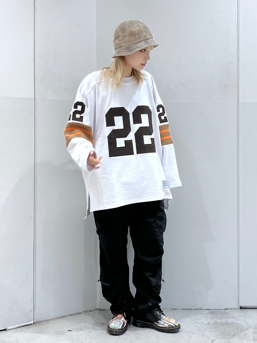 「XLARGEのLINE FOOTBALL L/S TEE（Tシャツ/カットソー、ホワイト系）」を使った、Raさん（レディース・156cm）の夏コーディネートの1枚目の写真