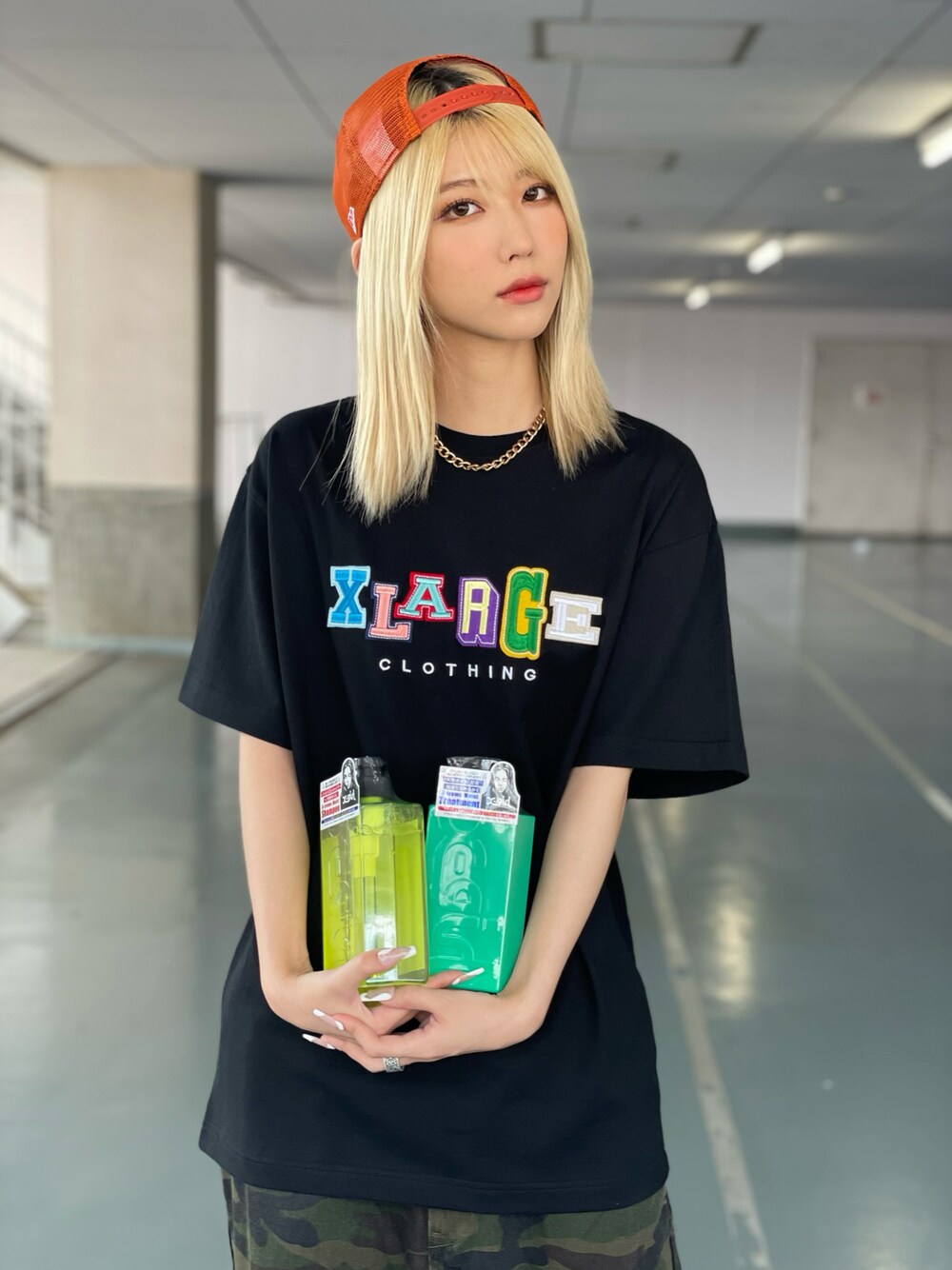 「夏コーデ、シンプル、きれいめカジュアル、ストリート、XLARGE、エクストララージ、デニム、今日のコーデ、グリーン、ootd」｜「XLARGEのNEWERA WALKING APE MESH SNAPBACK CAP（キャップ、オレンジ系）」を使った、Raさん（レディース・156cm）の夏コーディネートの1枚目の写真