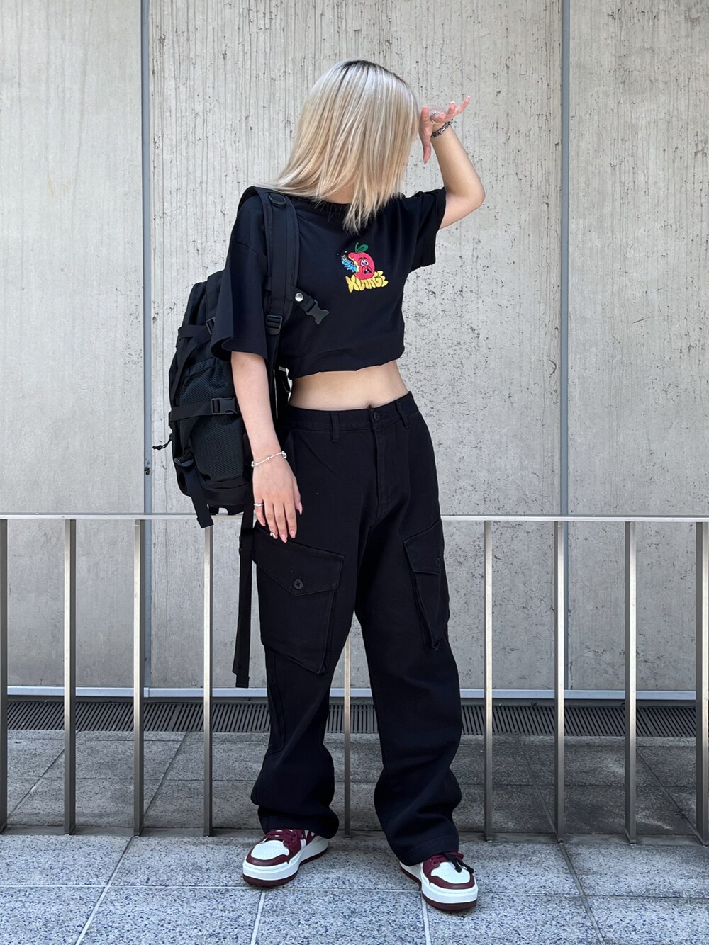 「XLARGEのOVERDYED CARGO PANTS/ オーバーダイ加工　カーゴ　パンツ（カーゴパンツ、ブラック系）」を使った、Raさん（レディース・156cm）の夏コーディネートの1枚目の写真