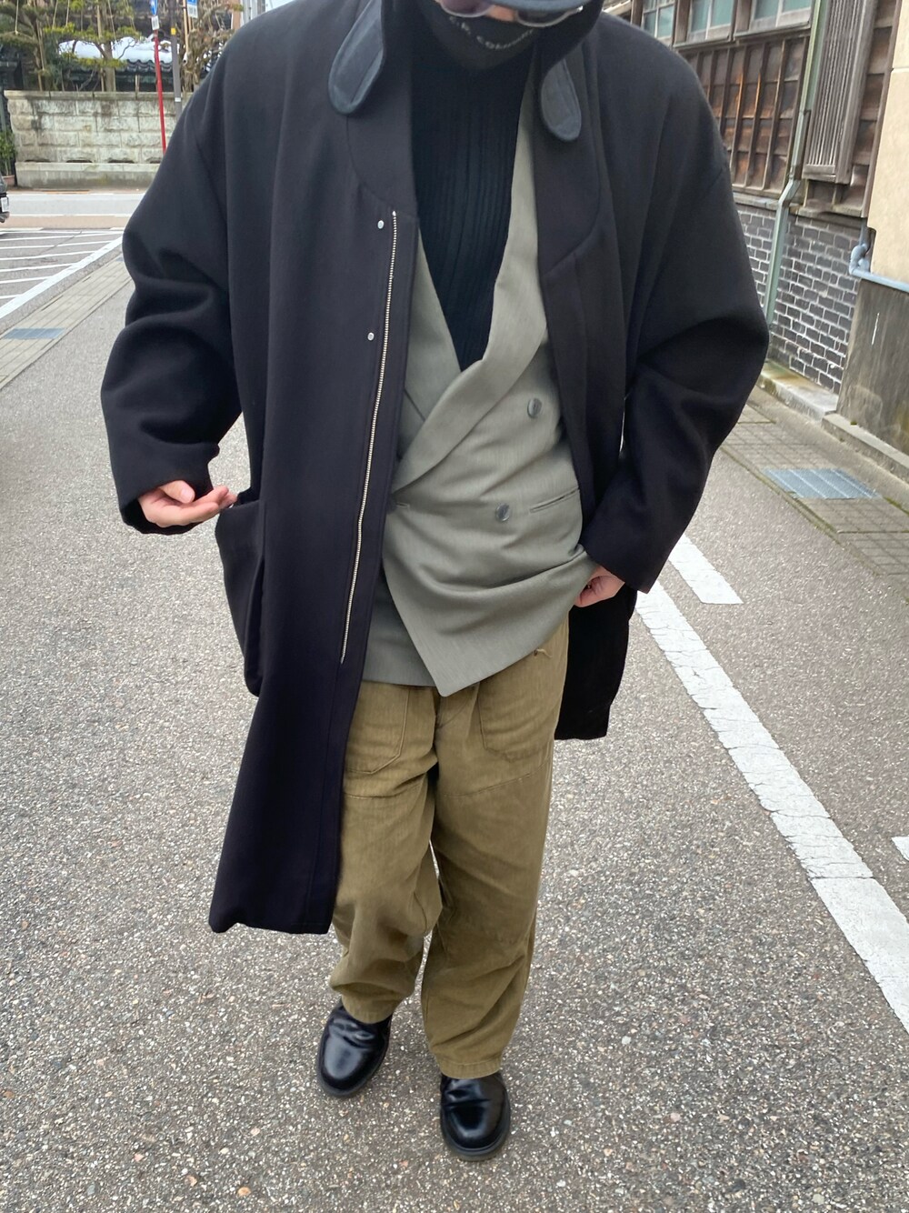 ブラック系のブーツ、ブラック系のジャケット/アウターを着用したメンズの冬コーディネートの1枚目の写真