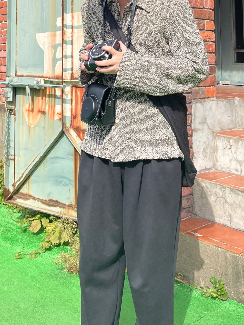 その他のジャケット/アウター、ブラック系のショルダーバッグ、ブラック系のスウェットパンツを着用したメンズの秋コーディネートの1枚目の写真