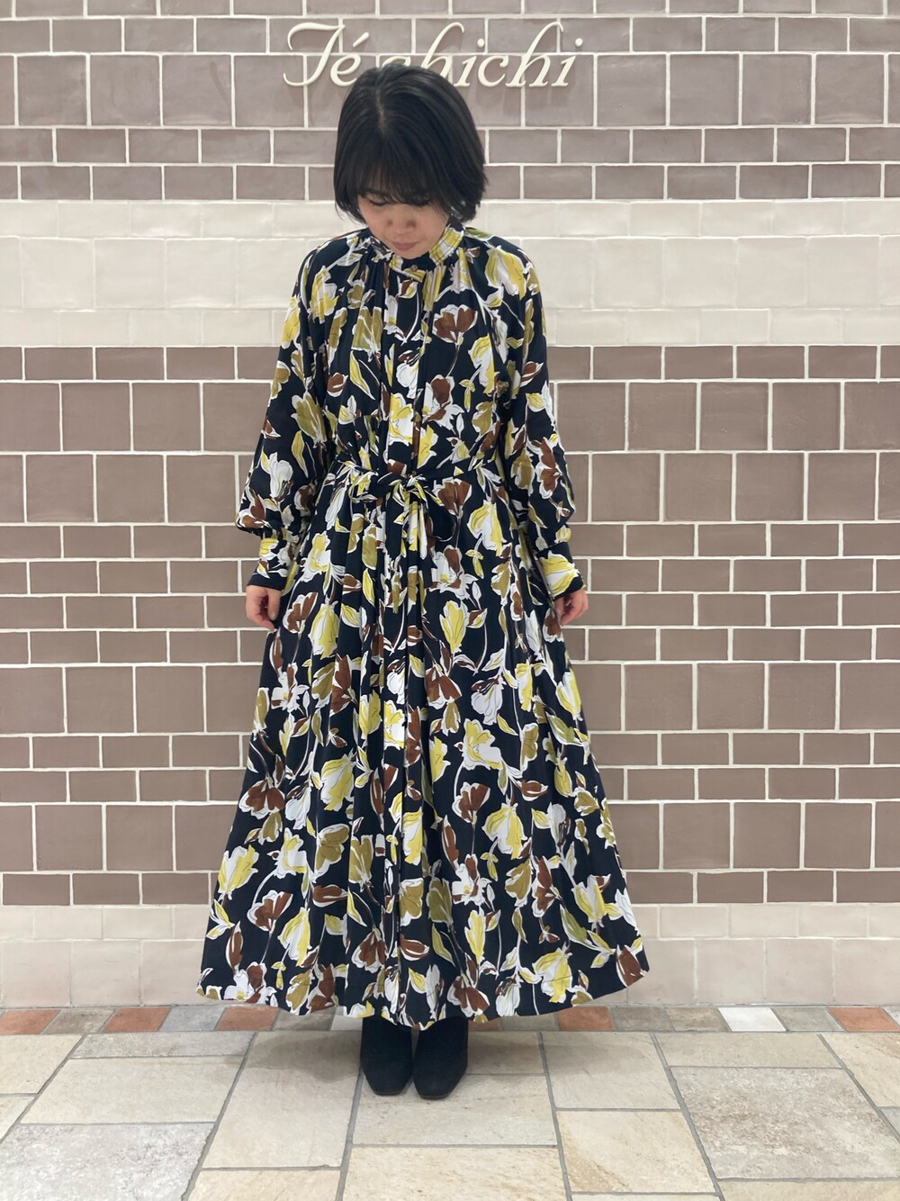 ブラック系のワンピース/ドレスを着用したレディースの冬コーディネートの1枚目の写真