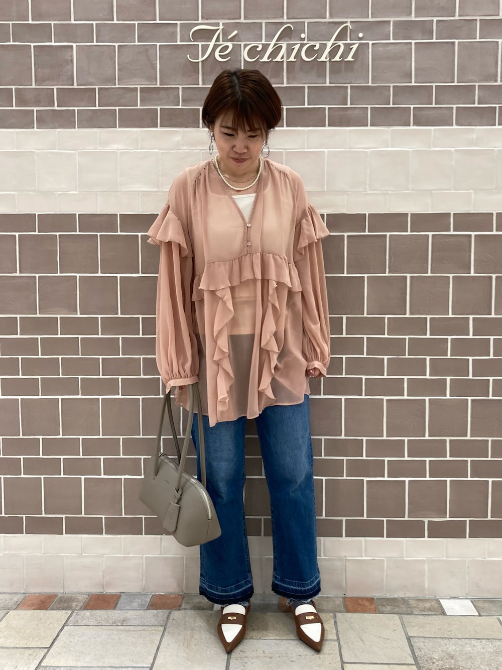 「テチチ(Te chichi)、新作、春コーデ、デニムコーデ、フリルブラウス、大人かわいい」｜「Te chichiのアイテム（シャツ/ブラウス、ピンク系）」を使った、　あいか🧸さん（レディース・159cm）の春コーディネートの1枚目の写真