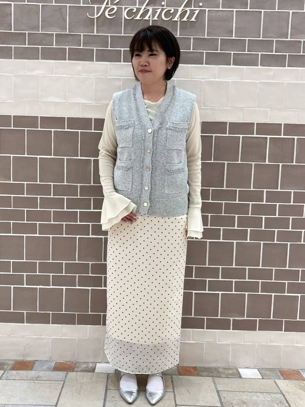 「テチチ(Te chichi)、ツイート調ベスト、ドット柄スカート、新作コーデ、大人かわいい、綺麗めコーデ」｜「Te chichiの【松井愛莉着用】袖フレアシアーカットチュールTOPS（Tシャツ/カットソー、ホワイト系）」を使った、　あいか🧸さん（レディース・159cm）の春コーディネートの1枚目の写真