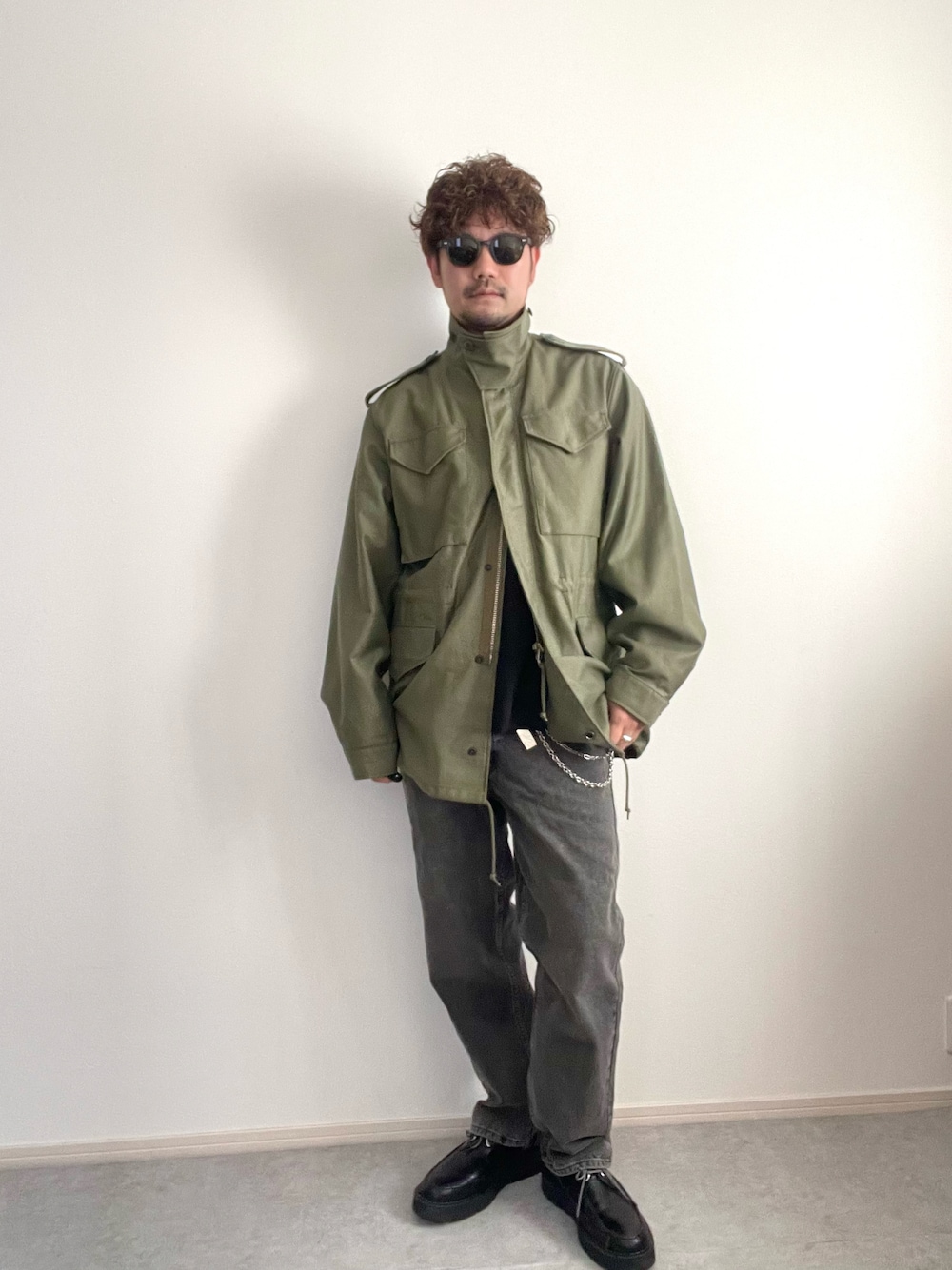 「ファッションを楽しもう、ミリタリージャケット、ミリタリーコーデ、デニム、リーバイス、ハイク」｜「Levi'sのアイテム（デニムパンツ、グレー系）」を使った、sakai.homeさん（メンズ・180cm）の秋コーディネートの1枚目の写真
