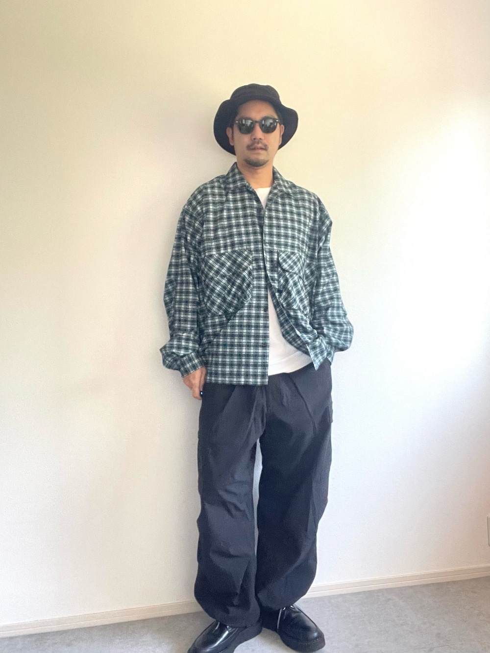 イズネス　コーデュロイカーゴパンツ Andersson Bellのカーキ Milano コーデュロイ カーゴパンツが