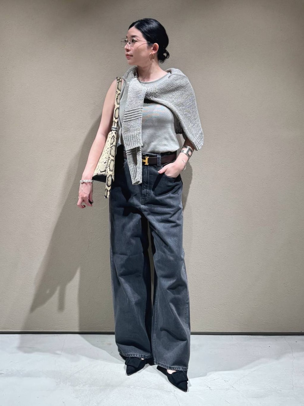 「ニット、デニムパンツ、おでかけ、カジュアル、カジュアルコーデ、Chaos、バッグ」｜「ChaosのChaos(カオス)/【新色登場】ピールコットンニットセット（アンサンブル、グレー系）」を使った、chaos _eriさん（レディース・158cm）の春コーディネートの1枚目の写真