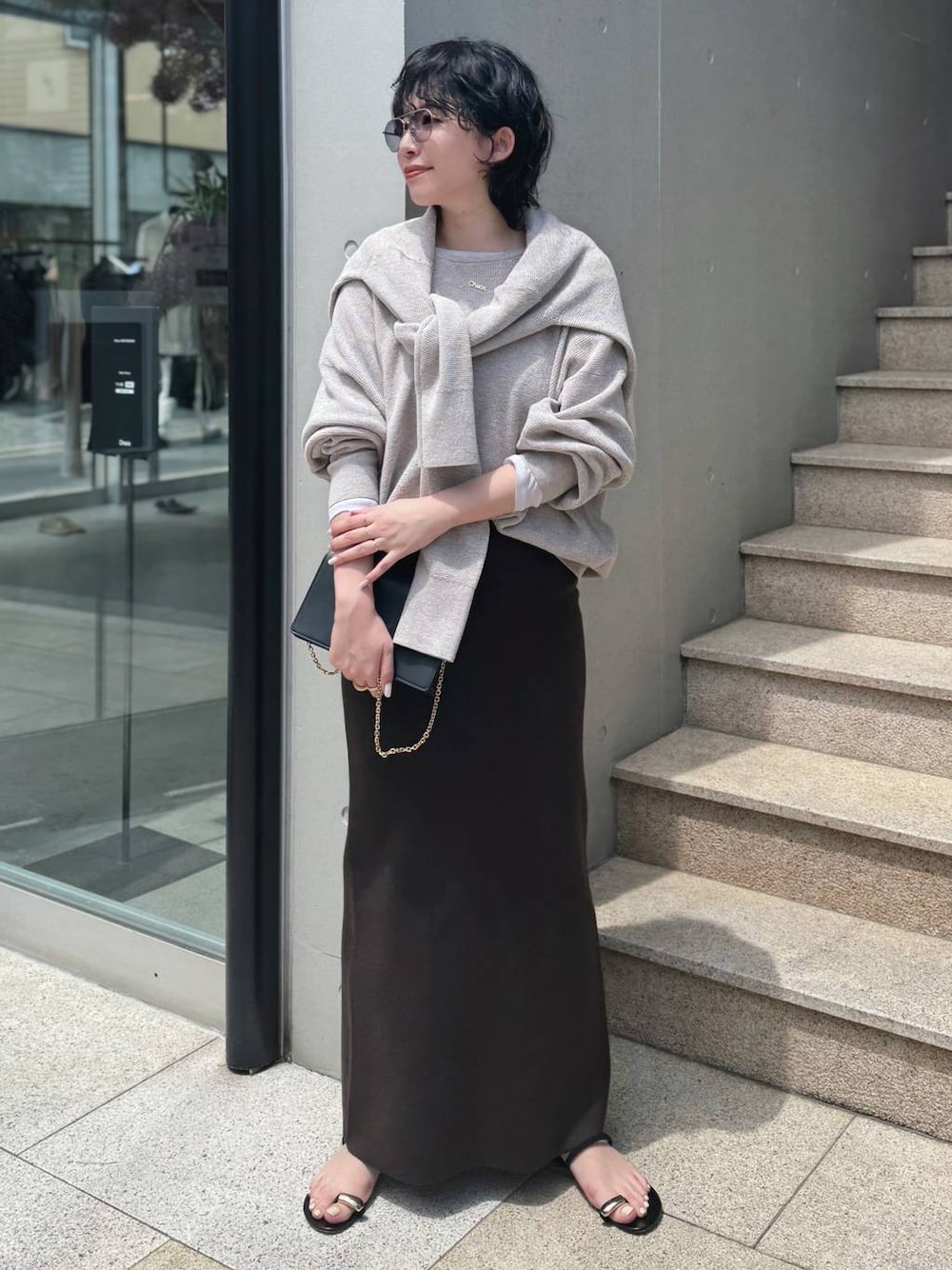 ホワイト系のTシャツ/カットソー、ベージュ系のニット/セーター、ベージュ系のカーディガン/ボレロを着用したレディースの夏コーディネートの1枚目の写真