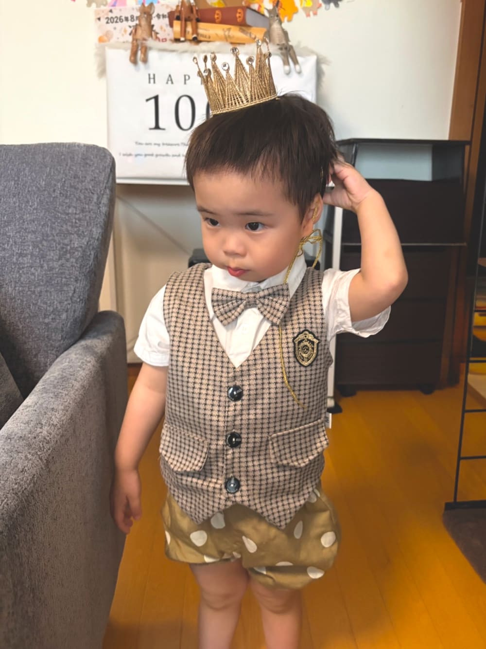 ベージュ系のパンツを着用したキッズの夏コーディネートの1枚目の写真