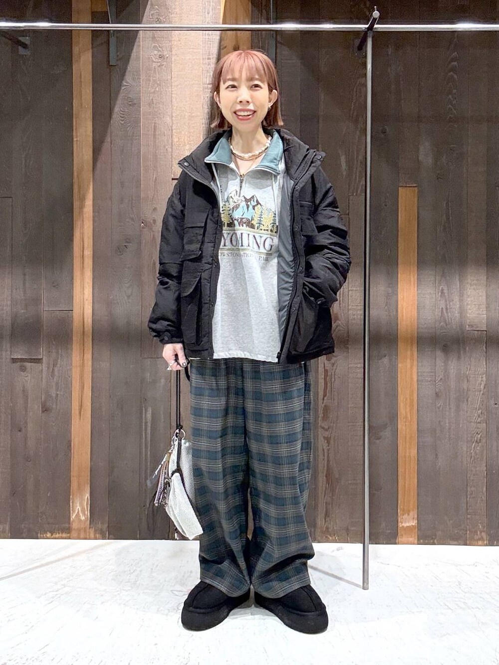 「ジャケット、厚底シューズ、テーマパークコーデ、旅行、個性派、ゆったり、カジュアル、ママコーデ、ショルダーバッグ、niko and ...」｜「niko and...のチェックツイルパンツ（その他パンツ、ブルー系）」を使った、aimiさん（レディース・156cm）の秋コーディネートの1枚目の写真