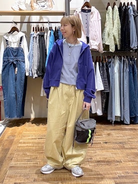 「niko and...（ニコアンド）のCOLORマイスターTシャツ（Tシャツ/カットソー、ブルー系）」を使った、aimiさん（レディース・156cm）の春コーディネート