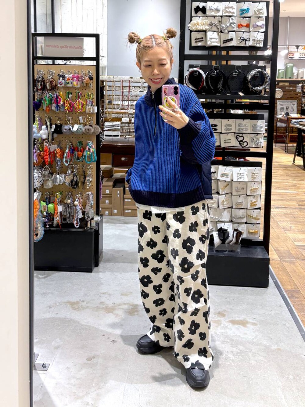 ホワイト系のTシャツ/カットソー、ホワイト系のその他パンツ、ブルー系のニット/セーターを着用したレディースの秋コーディネートの1枚目の写真