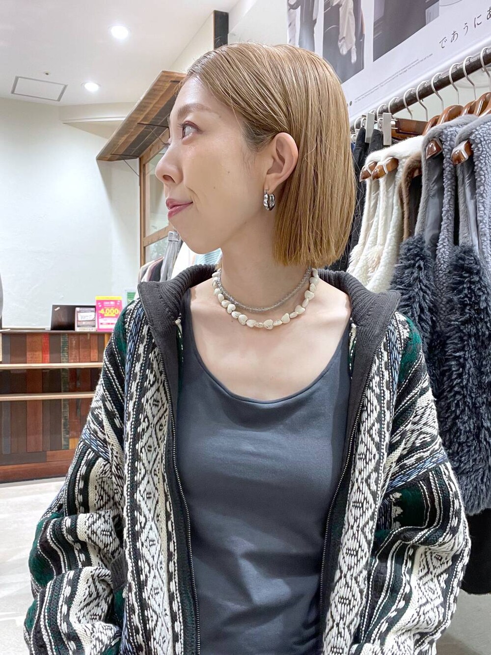 グレー系のカーディガン/ボレロを着用したレディースの秋コーディネートの1枚目の写真