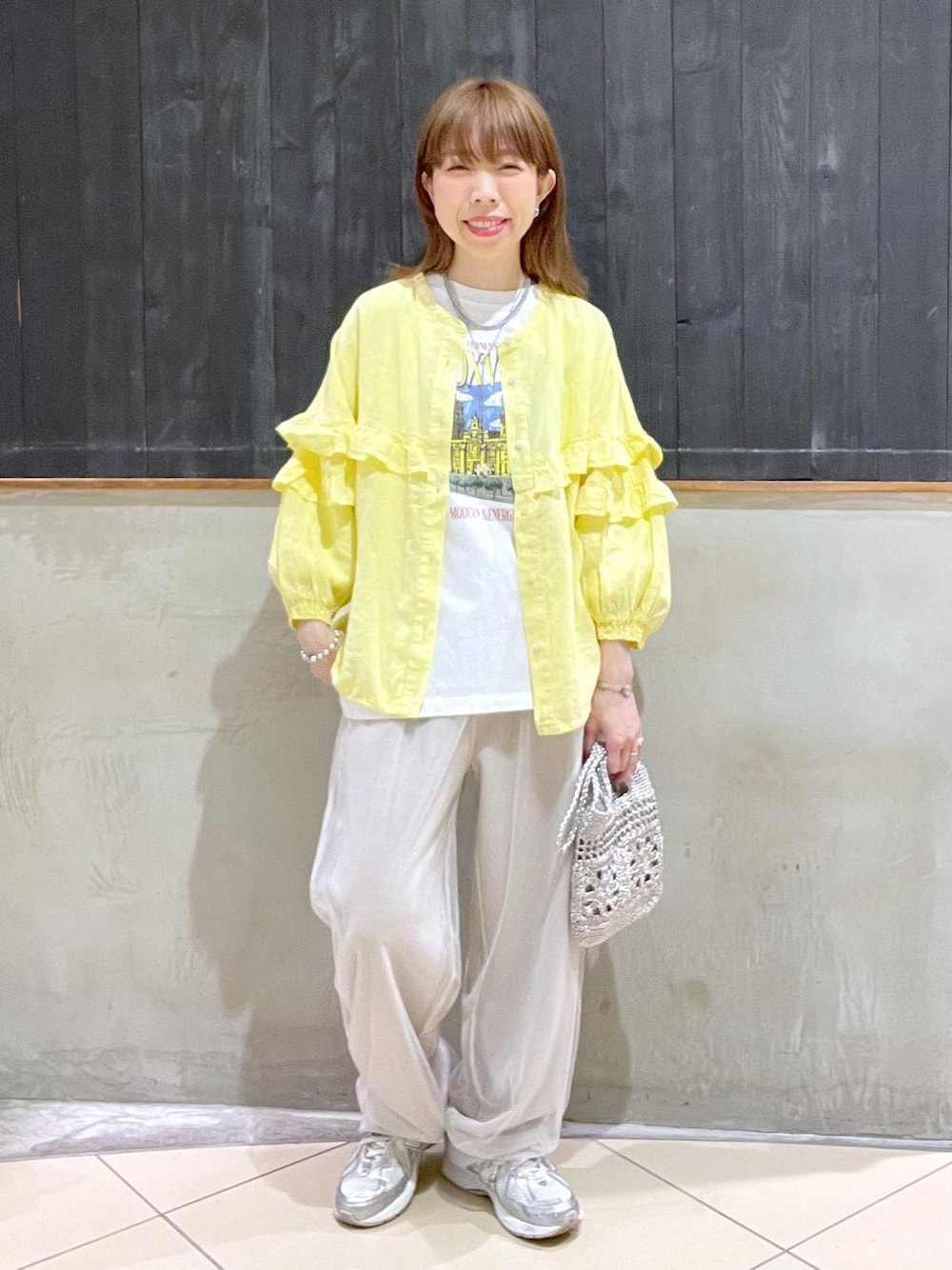 「個性派、ゆったり、カジュアル、ママコーデ、春コーデ、ショルダーバッグ、niko and ...、ブラウス、Tシャツ、デートコーデ、旅行」｜「niko and...のオリジナル2WAYメタリックショルダーバッグ（ショルダーバッグ、グレー系）」を使った、aimiさん（レディース・156cm）の春コーディネートの1枚目の写真