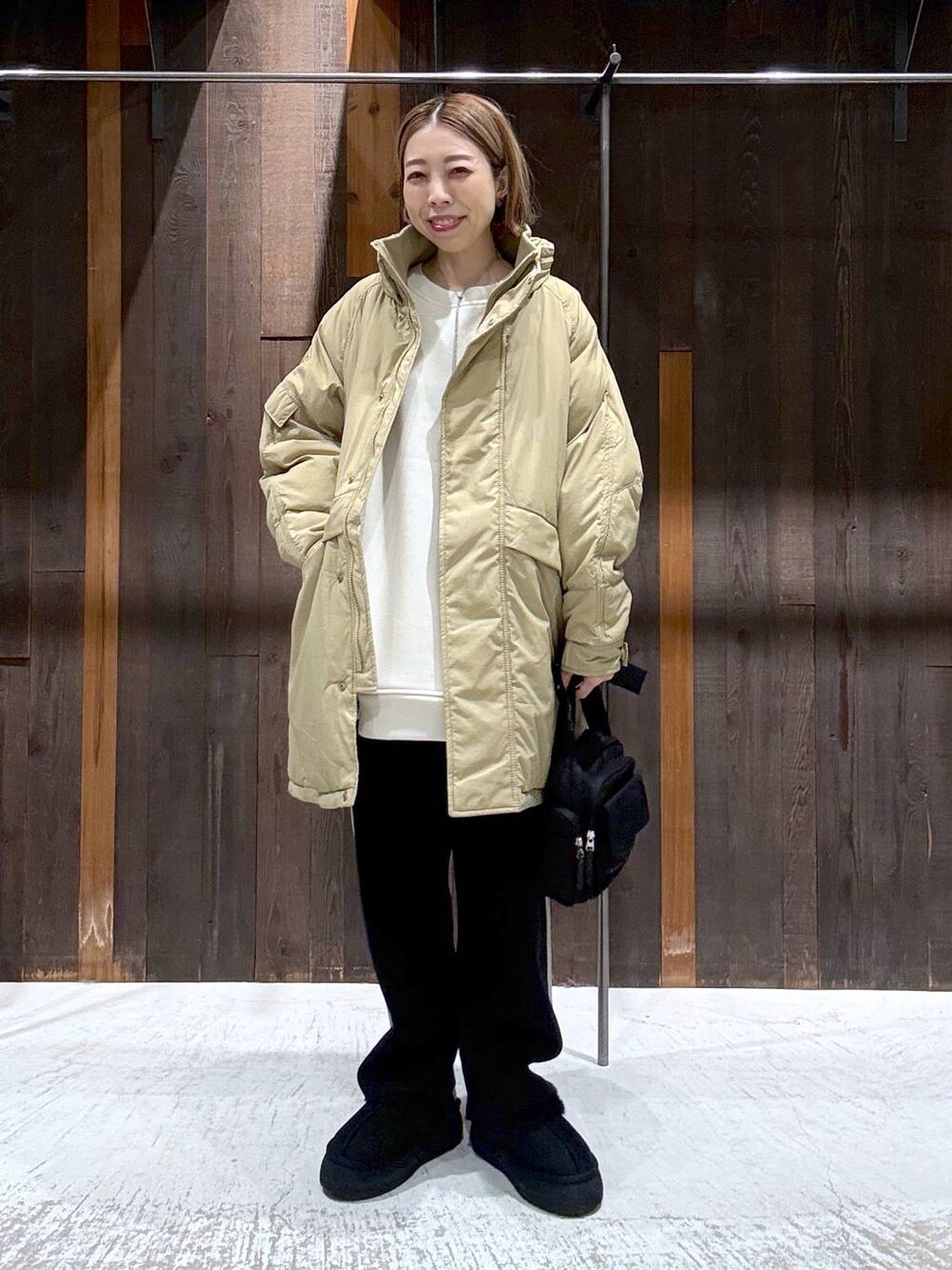 「個性派、ゆったり、カジュアル、冬コーデ、オーバーサイズ、ニット、旅行、ママコーデ、ショルダーバッグ、niko and ...、アウター」｜「niko and...のなめらかタッチニットパンツ（その他パンツ、ブラック系）」を使った、aimiさん（レディース・156cm）の秋コーディネートの1枚目の写真