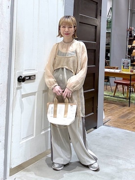 「niko and...（ニコアンド）のサイドラインカットパンツ（その他パンツ、ベージュ系）」を使った、aimiさん（レディース・156cm）の春コーディネート