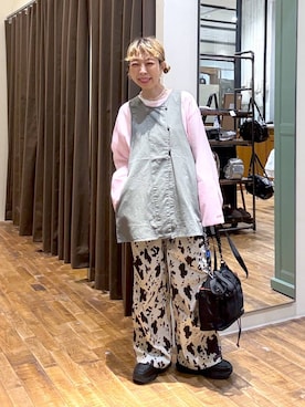 「niko and...（ニコアンド）のバッククロスタックベスト（ベスト、グリーン系）」を使った、aimiさん（レディース・156cm）の春コーディネート