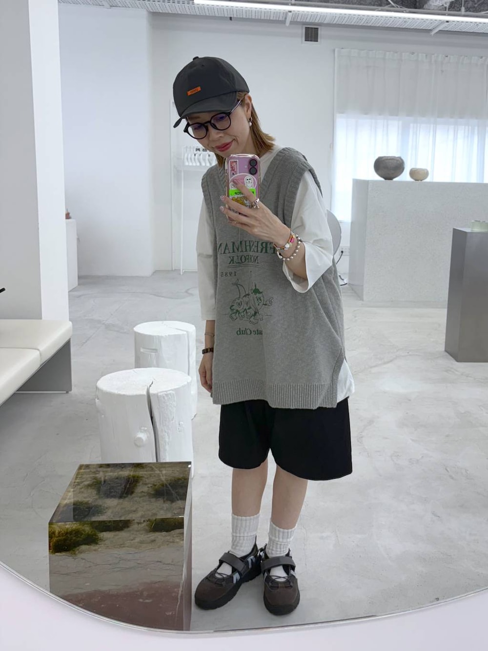 「個性派、ゆったり、カジュアル、ママコーデ、夏コーデ、Tシャツ、ショルダーバッグ、niko and ...、レイヤードスタイル、ベスト、ハーフパンツ」｜「niko and...のCOLORマイスターサラットTシャツ（Tシャツ/カットソー、ホワイト系）」を使った、aimiさん（レディース・156cm）の夏コーディネートの1枚目の写真