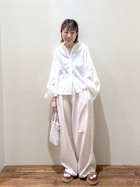 「niko and...（ニコアンド）のプレミアムローンフレアブラウス（シャツ/ブラウス、ホワイト系）」を使った、aimiさん（レディース・156cm）の春コーディネート