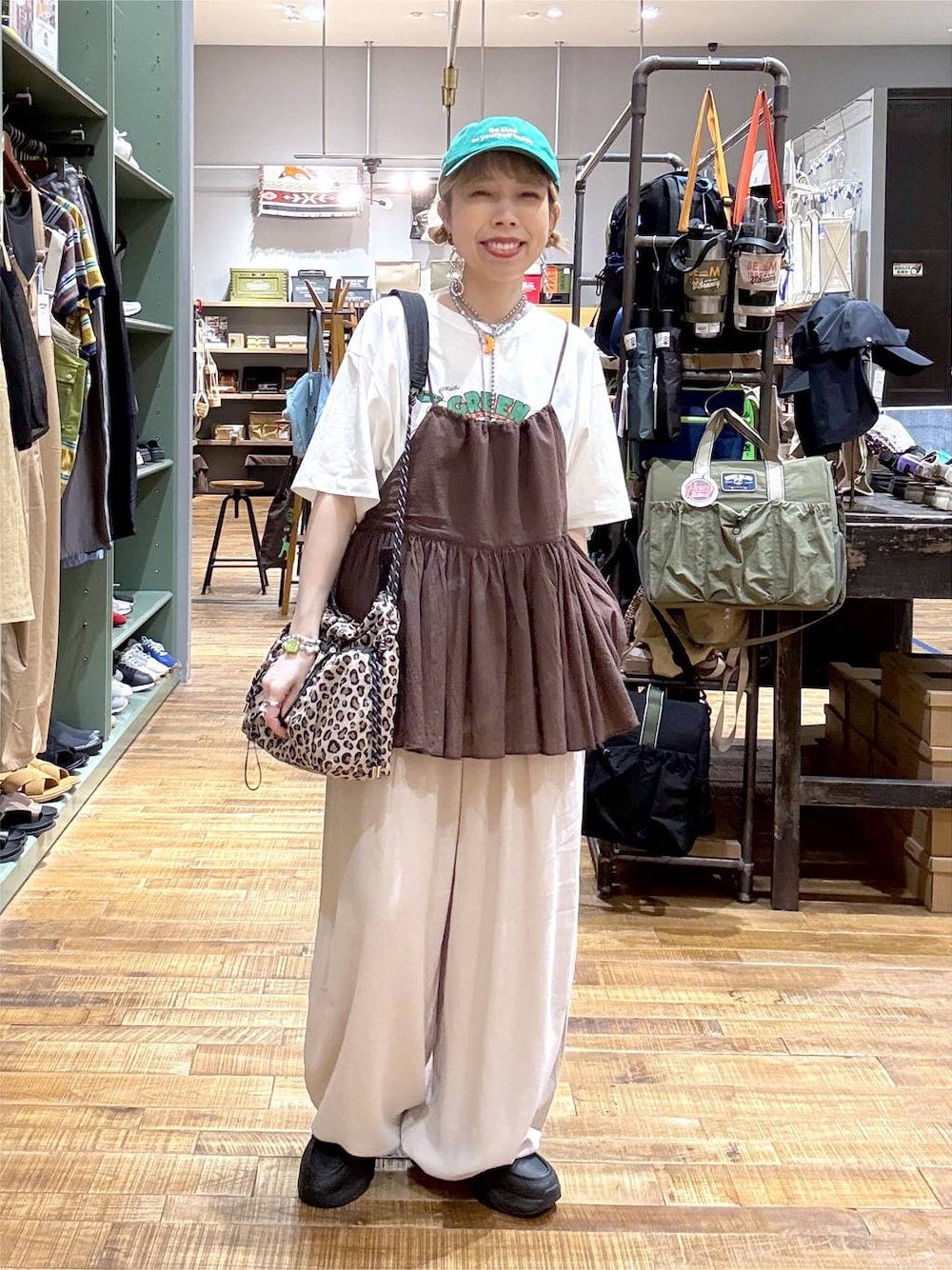 ベージュ系のその他パンツ、ブラウン系のキャミソール、その他のショルダーバッグを着用したレディースの夏コーディネートの1枚目の写真