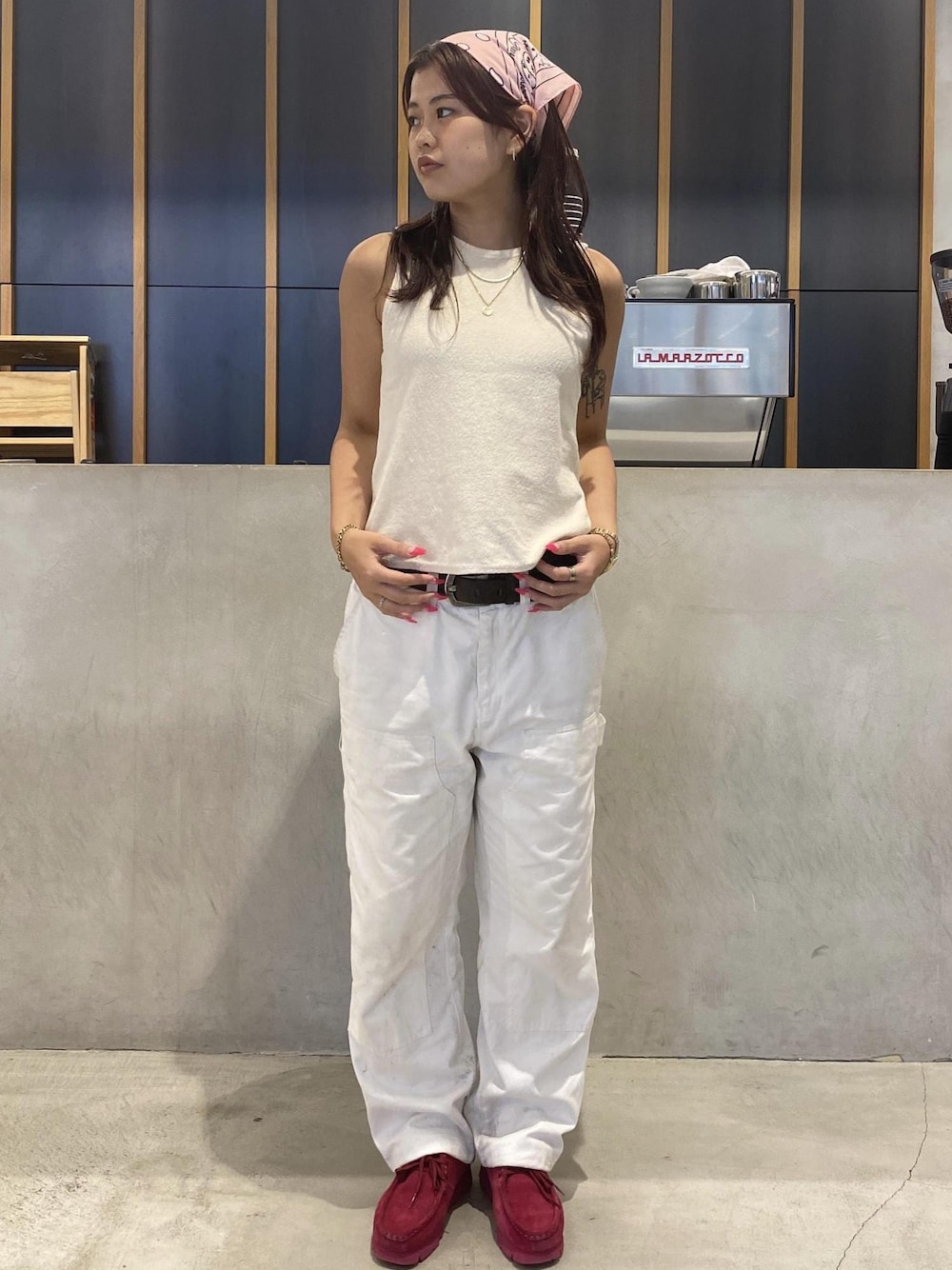 「outfits、outfitideas、street、summerfashion、pink、white、ivory、ootd、お出かけコーデ、バンダナ、プレゼント、ギフト、夏コーデ、旅行コーデ、アウトドアコーデ」｜「Saturdays NYCのMorris Carpenter Pant（その他パンツ、ホワイト系）」を使った、yzkさん（レディース・163cm）の夏コーディネートの1枚目の写真