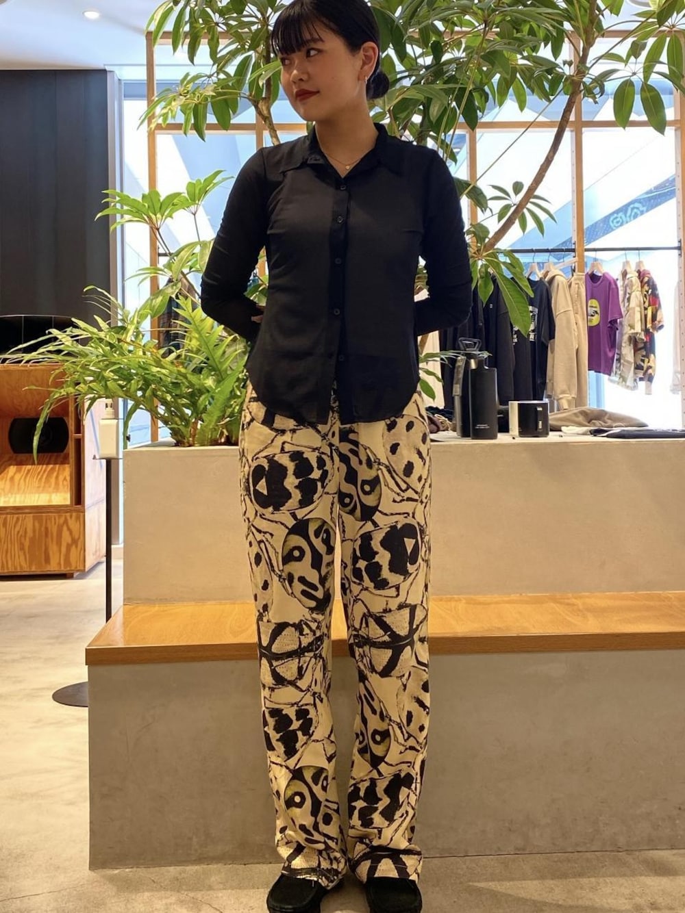 「秋コーデ、シャツスタイル、柄パンツ、カジュアルスタイル、outfit、ootd、shirt、pants、グラフィックパンツ、ootn」｜「Saturdays NYCのREI BEETLE TENCEL PANT（その他パンツ、イエロー系）」を使った、yzkさん（レディース・163cm）の秋コーディネートの1枚目の写真