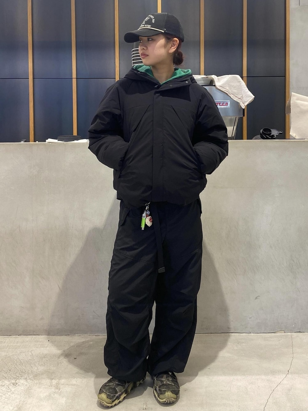 「ootd、outfits、black、黒コーデ、お正月、日の出、年越し、雪、冬コーデ、運動会コーデ、アウトドアコーデ、お正月・初詣コーデ、スポーツミックス、パンツスタイル、体型カバー」｜「Saturdays NYCのALLIED DOWN HOODED BLOUSON（ダウンジャケット/コート、ブラック系）」を使った、yzkさん（レディース・163cm）の秋コーディネートの1枚目の写真