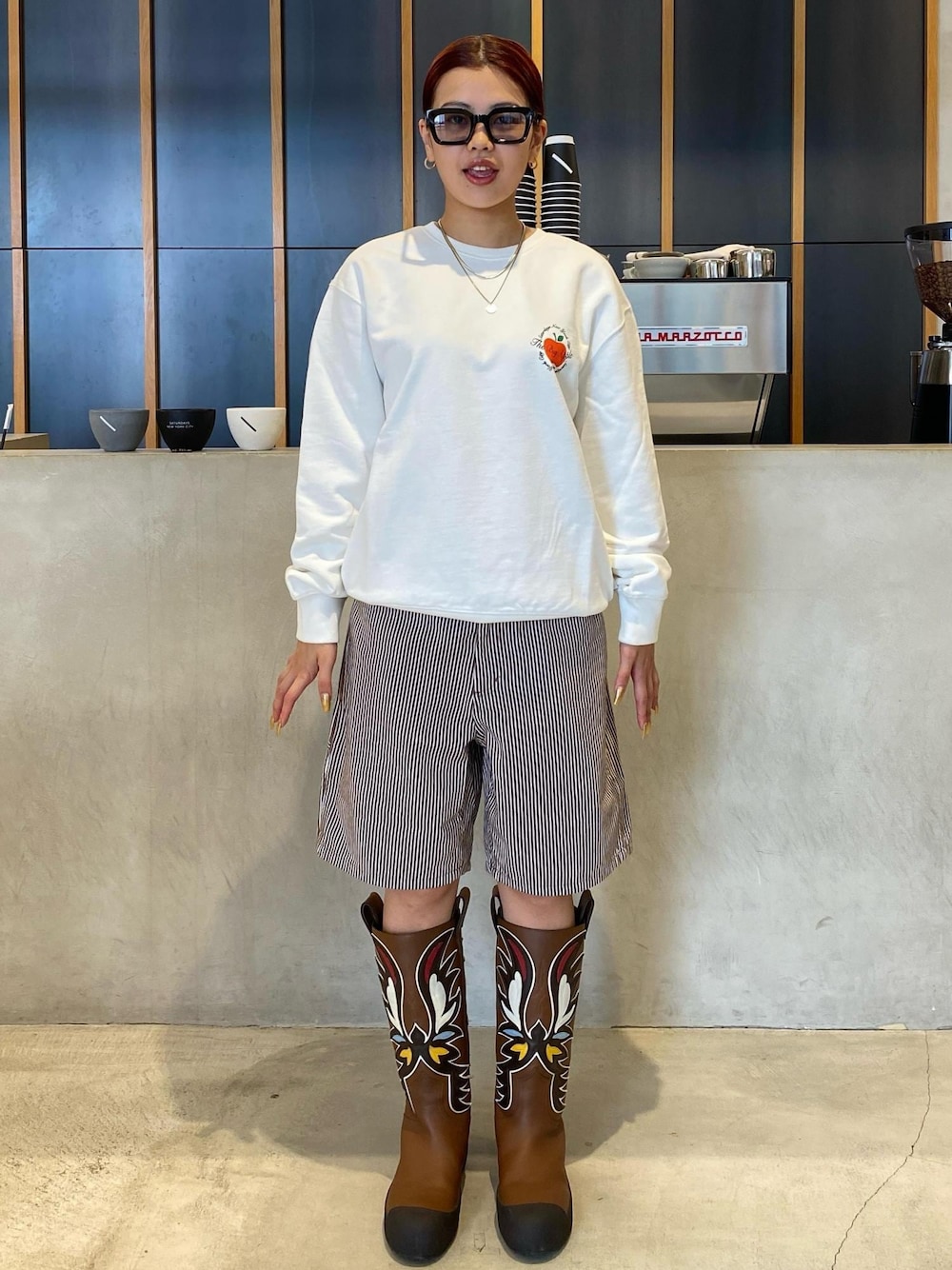 「outfits、brown、ウエスタンブーツ、レインブーツ、ロングブーツ、カウボーイ、ethnic、cowboy、ootd、春コーデ、初秋コーデ、秋コーデ、デートコーデ、お出かけコーデ、旅行コーデ」｜「Saturdays NYCのSTRIPED COTTON TWILL CARPENTER SHORT（その他パンツ、ブラウン系）」を使った、yzkさん（レディース・163cm）の夏コーディネートの1枚目の写真