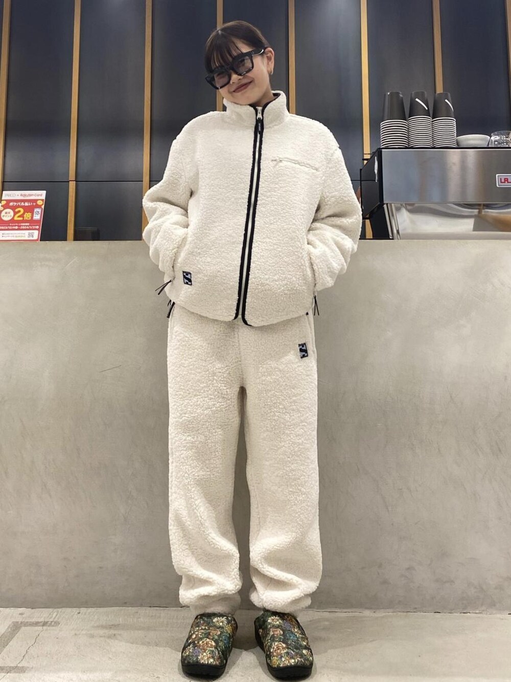 「白コーデ、モコモコ、ボア、セットアップ、メンズライク、Outfits、white、Saturdays NYC」｜「Saturdays NYCのBowery Miller Standard Crew（スウェット、ブラウン系）」を使った、yzkさん（レディース・163cm）の冬コーディネートの1枚目の写真