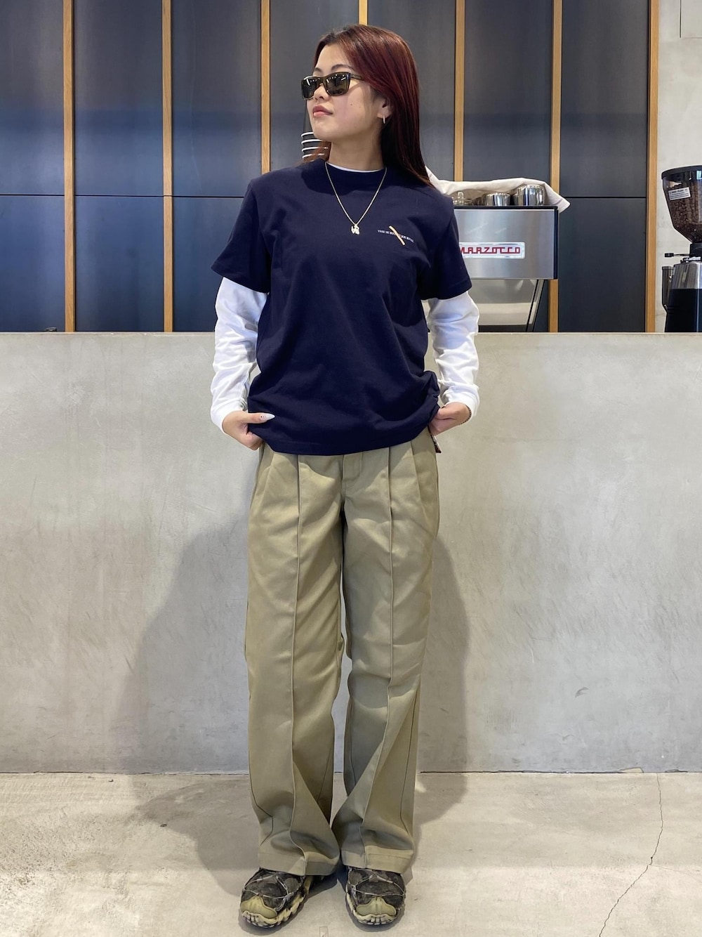 「OOTD、outfits、90s、surf style、海外ファッション、海外スタイル、dikcies、サーフ、ラフスタイル、初春コーデ、春コーデ、初夏コーデ、初秋コーデ、秋コーデ、運動会コーデ」｜「Saturdays NYCのTHE SURFERS JOURNAL × Saturdays Logo Ls Tee 2（Tシャツ/カットソー、ホワイト系）」を使った、yzkさん（レディース・163cm）の秋コーディネートの1枚目の写真