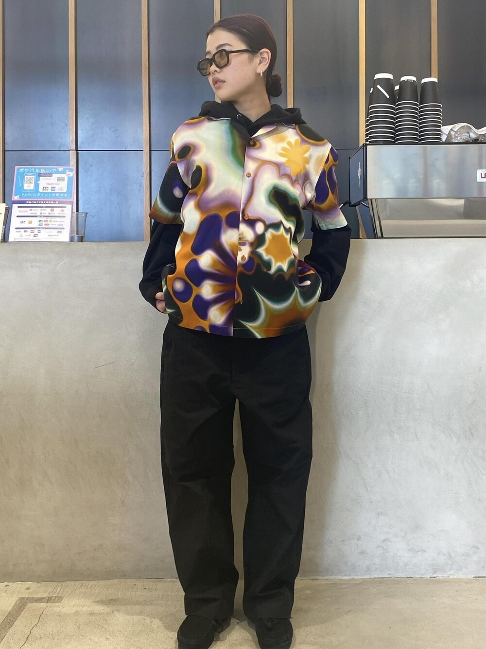 「シャツスタイル、ストリート、ブラックコーデ、Saturdays NYC」｜「Saturdays NYCのDitch Miller Standard Hoodie（パーカー、ブラック系）」を使った、yzkさん（レディース・163cm）の春コーディネートの1枚目の写真