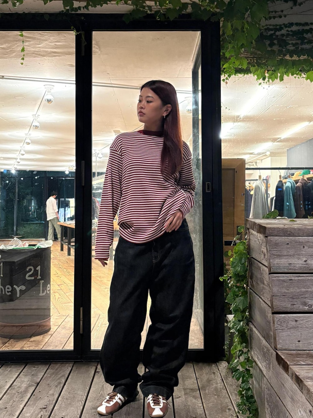 レッド系のTシャツ/カットソーを着用したレディースの秋コーディネートの1枚目の写真