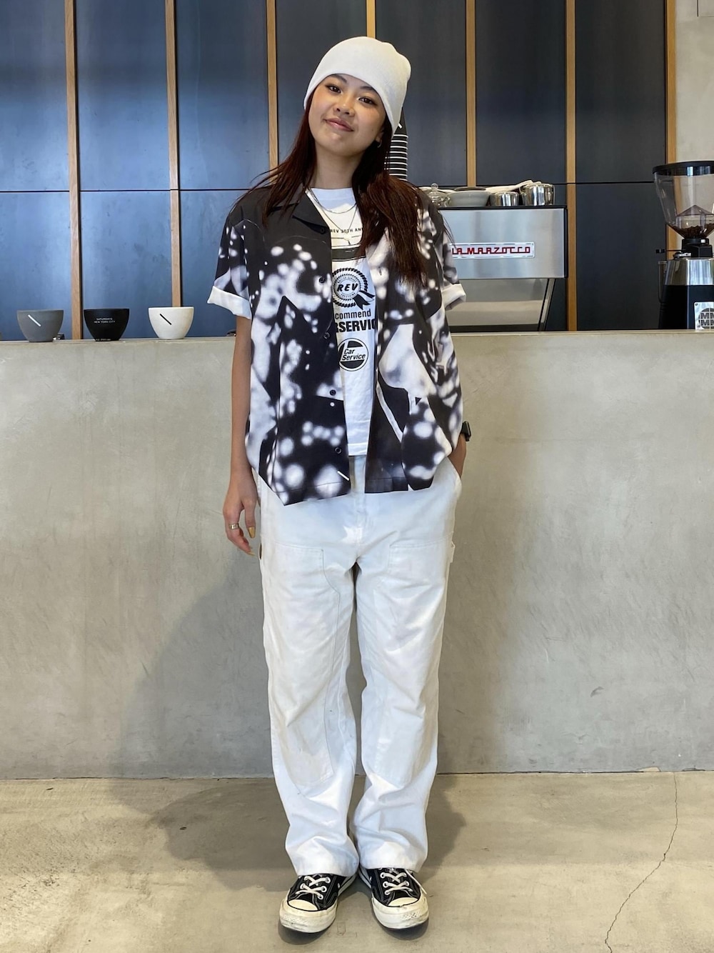 「outfits、street、monotone、初夏コーデ、夏コーデ、初秋コーデ、デートコーデ、お出かけコーデ、旅行コーデ、アウトドアコーデ、フェスコーデ、モード、ストリート、パンツスタイル、体型カバー」｜「Saturdays NYCのMorris Carpenter Pant（その他パンツ、ホワイト系）」を使った、yzkさん（レディース・163cm）の夏コーディネートの1枚目の写真