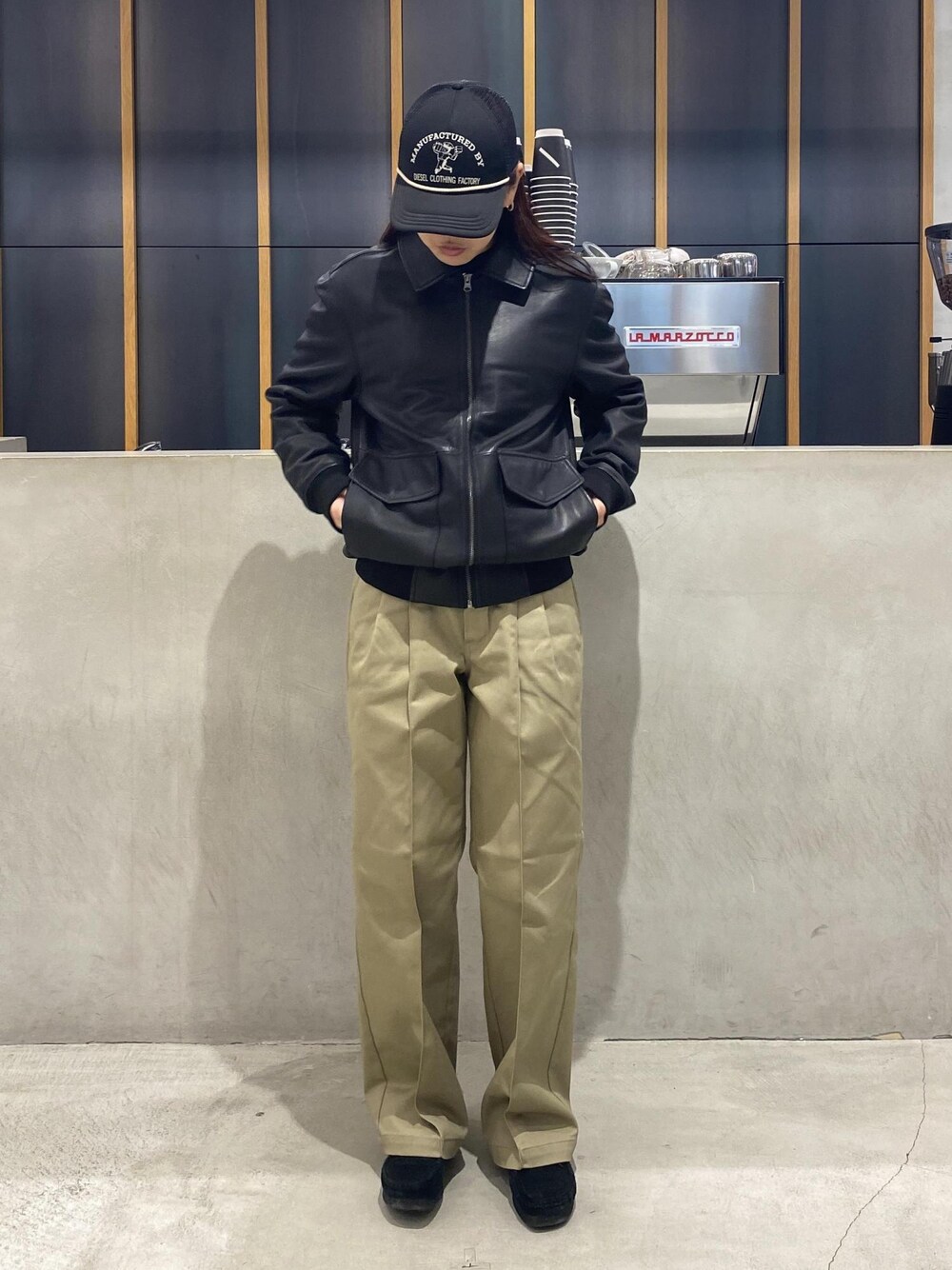 「ootd、outfits、dickeis、cafe、fashion、カフェコーデ、海外スタイル、海外ファッション、初春コーデ、初秋コーデ、秋コーデ、初冬コーデ、冬コーデ、お出かけコーデ、旅行コーデ」｜「Saturdays NYCのSNYC x Dickies 2TACK WIDE（チノパンツ、ベージュ系）」を使った、yzkさん（レディース・163cm）の秋コーディネートの1枚目の写真