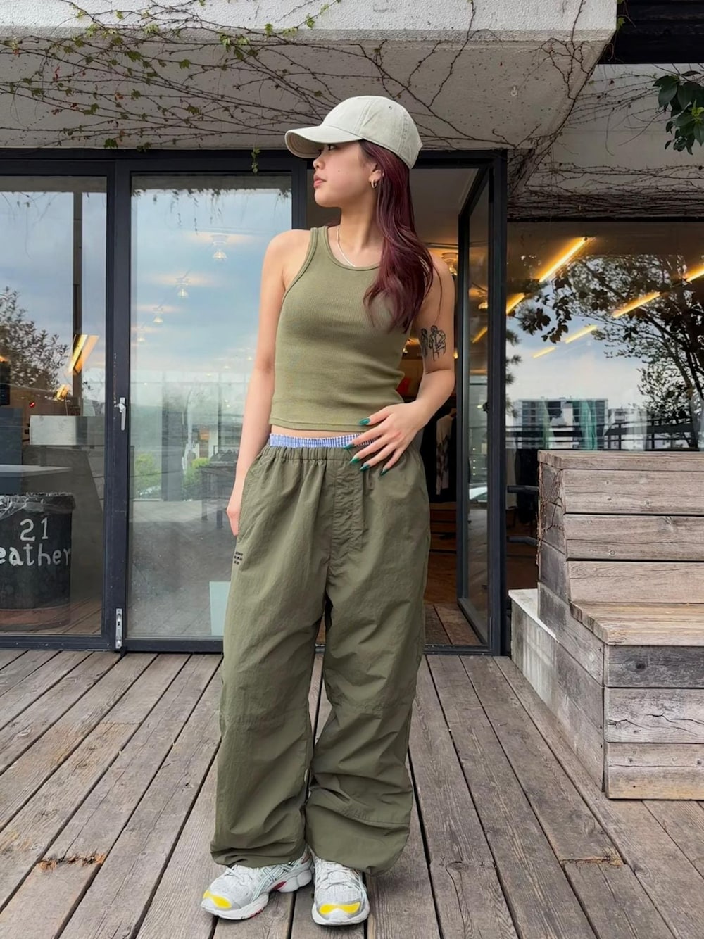 「outfits、ootd、夏コーデ、ナイロンパンツ、キャップコーデ、グリーン、asics、タンクトップ、運動会コーデ、旅行コーデ、アウトドアコーデ、フェスコーデ、ランニングコーデ、ジム・トレーニングコーデ、ヨガコーデ」｜「Saturdays NYCのErica Knit Tank（タンクトップ、グリーン系）」を使った、yzkさん（レディース・163cm）の春コーディネートの1枚目の写真