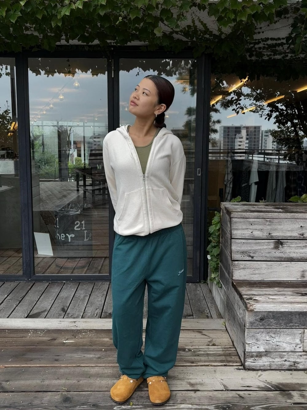 グリーン系のその他パンツを着用したレディースの秋コーディネートの1枚目の写真