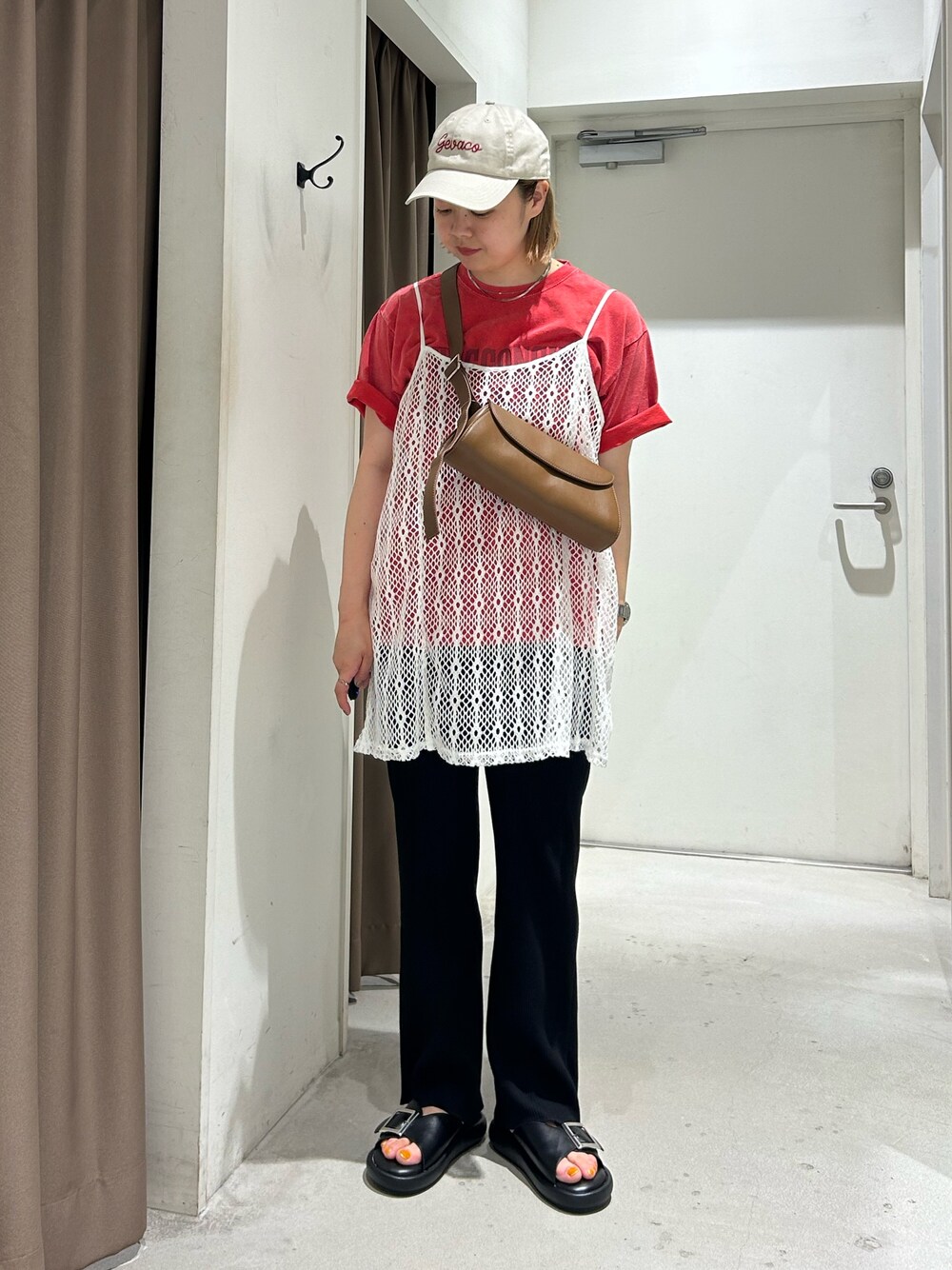 ホワイト系のキャミソール、レッド系のTシャツ/カットソー、ブラウン系のショルダーバッグを着用したレディースの夏コーディネートの1枚目の写真