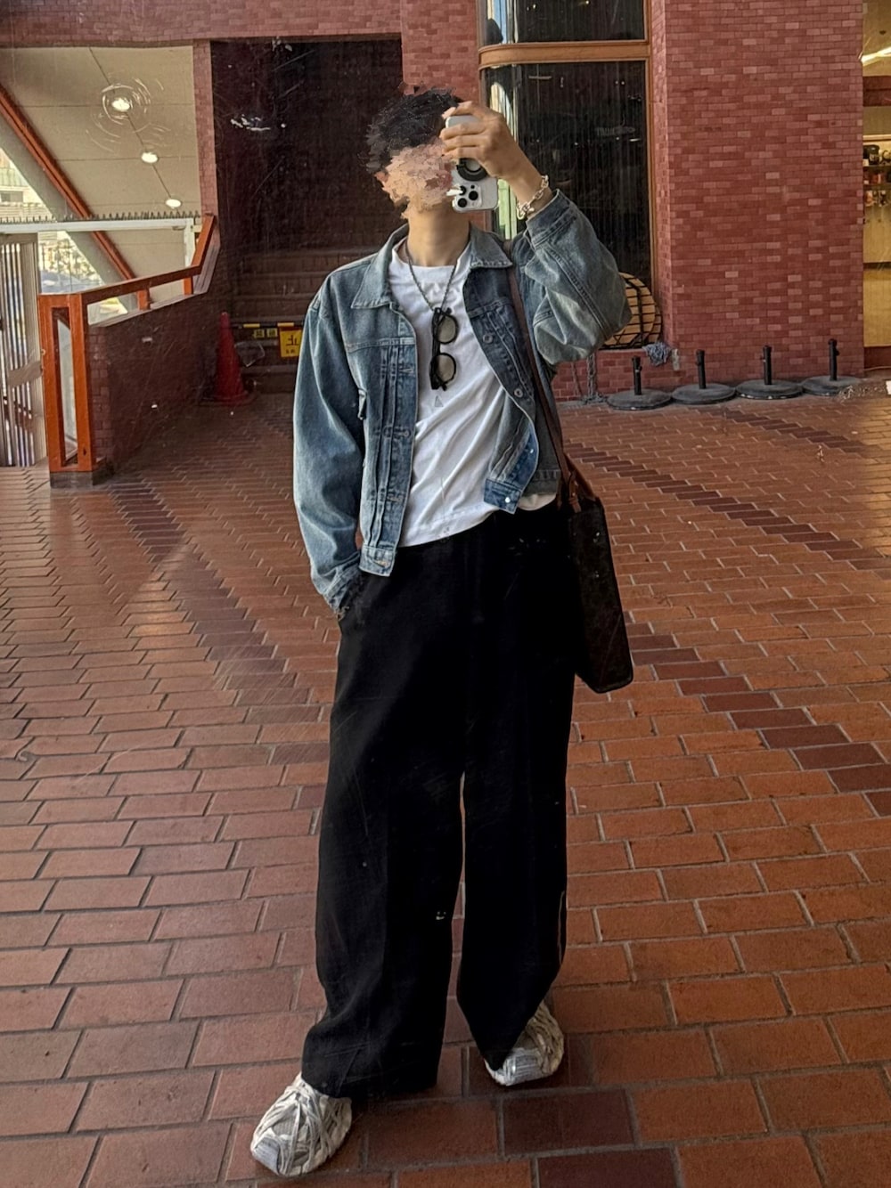 「秋服、秋コーデ、休日スタイル、デニムジャケット、Tシャツ、ショート丈トップス、スラックス」｜「無印良品の婦人　天竺編みクルーネック半袖Ｔシャツ（Tシャツ/カットソー、ホワイト系）」を使った、K.Kさん（メンズ・173cm）の秋コーディネートの1枚目の写真
