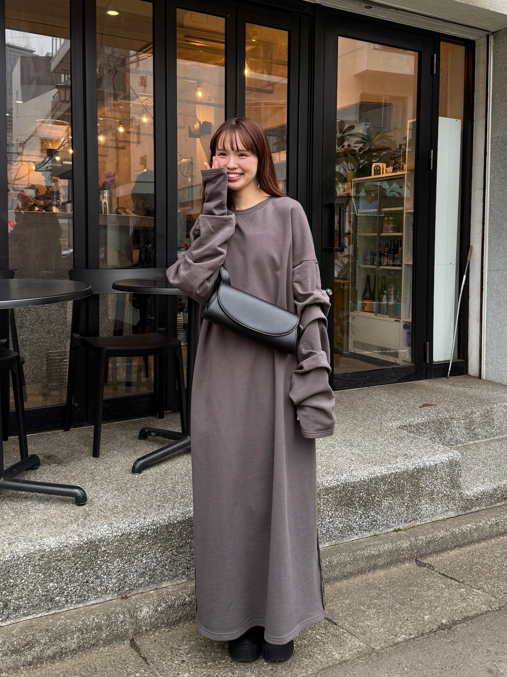 ロング丈ワンピースを使ったコーデです。骨格ナチュラルのフレーム感を活かして、縦長のラインを美しく見せています。ゆったりシルエットを選ぶことで、リラックス感がありつつもあか抜けた印象に。