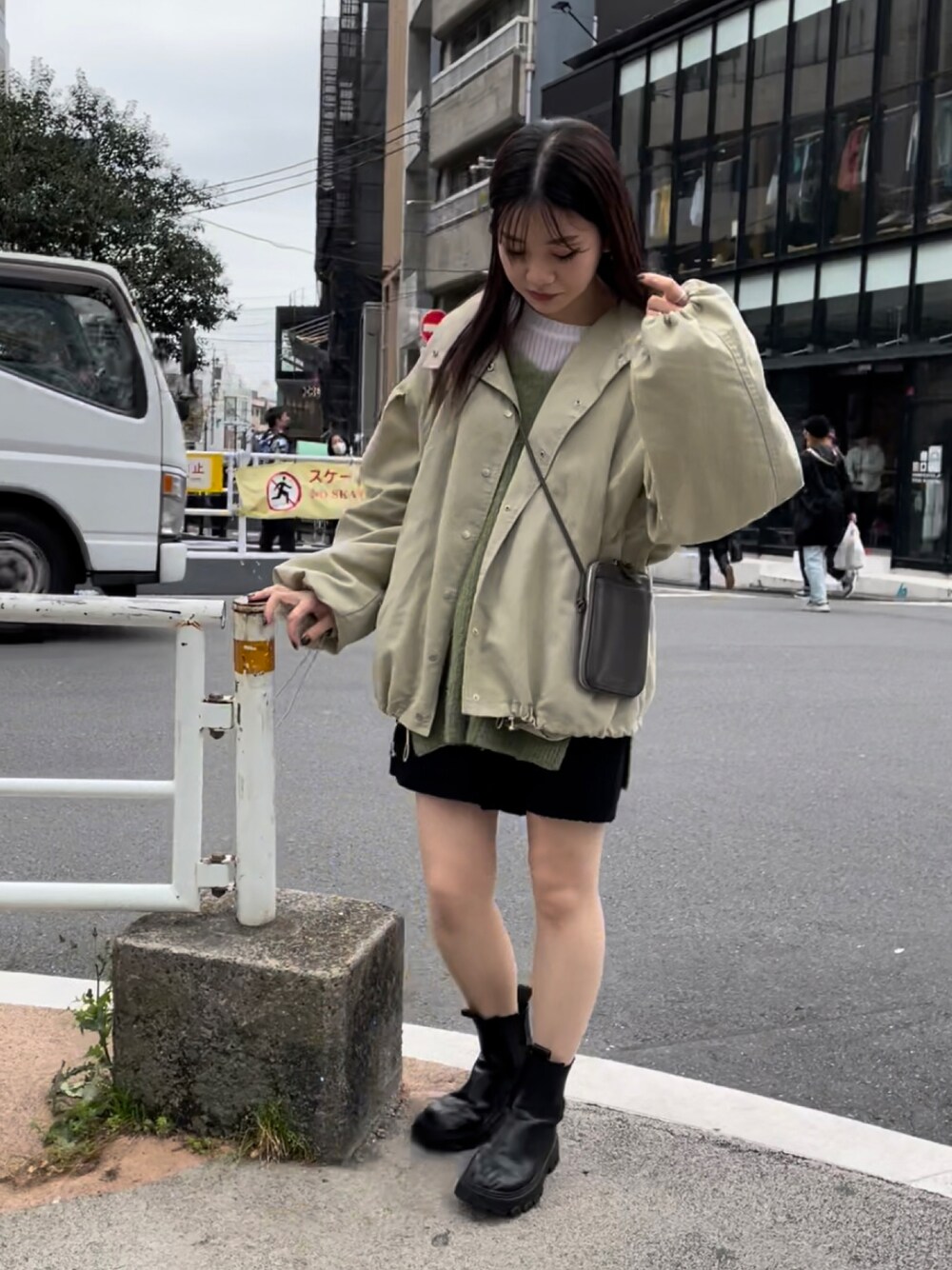 「大人カジュアル、カジュアルコーデ、冬コーデ、お出かけコーデ、ビッグシルエット、スマホショルダー、ショートパンツ、ニットパンツ、サイドゴアブーツ、ラクチンコーデ、Kastane、カラーニット、ボリューム袖、マイベストコーデ2022、BIRTHDAY BAR」｜「Actuallyのフェイクレザー モバイルポーチ / スマホショルダー（ショルダーバッグ、グレー系）」を使った、ririkaさん（レディース・158cm）の冬コーディネートの1枚目の写真