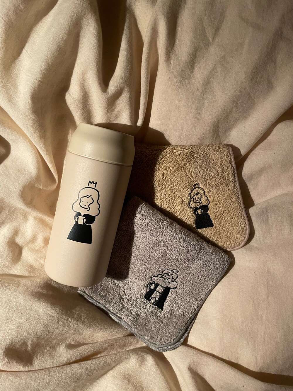 ベージュ系の水筒、ベージュ系のハンカチ/ハンドタオルを着用したレディースの春コーディネートの1枚目の写真