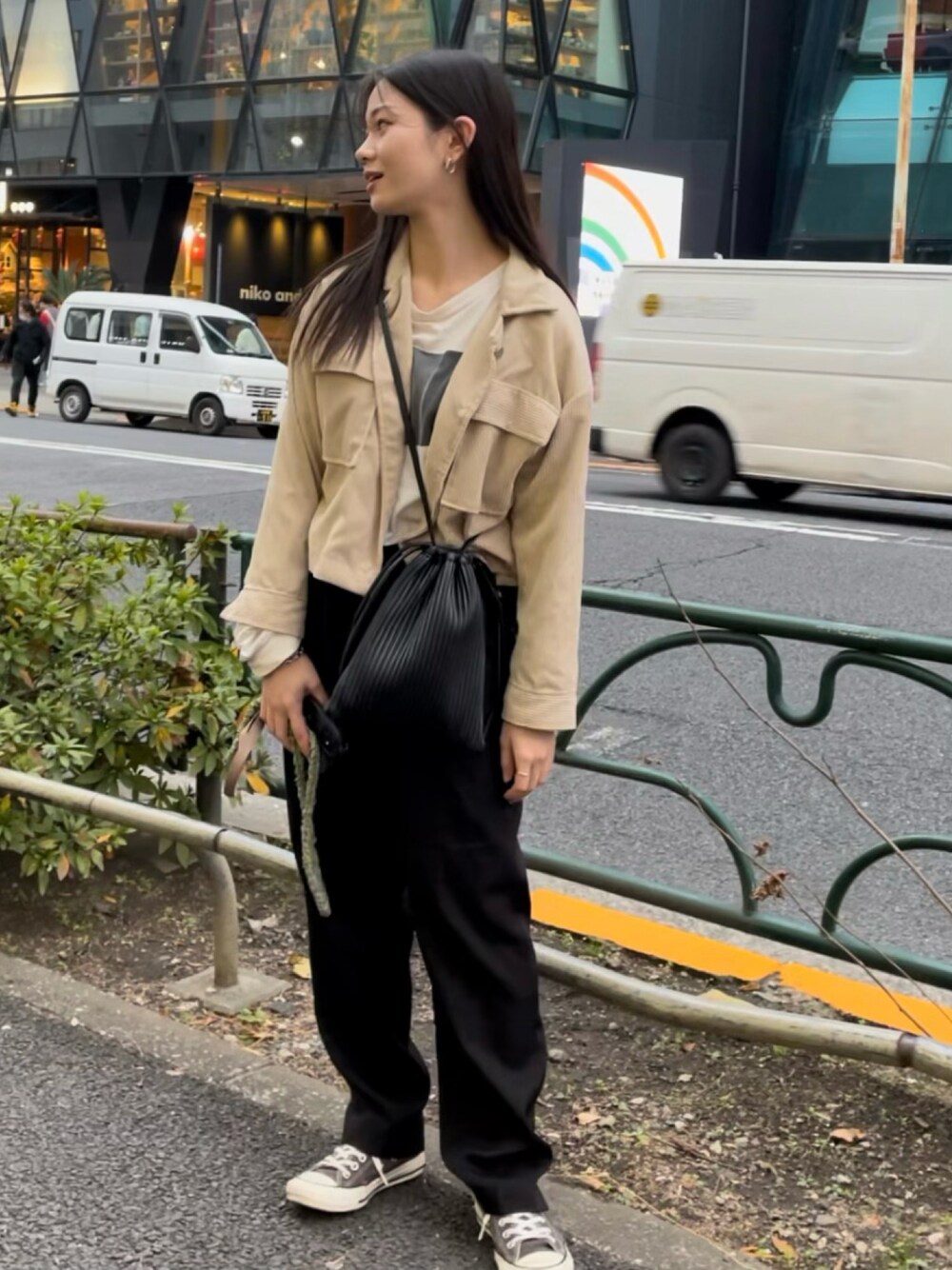 グレー系のスニーカー、ホワイト系のTシャツ/カットソー、ブラック系のその他パンツを着用したレディースの冬コーディネートの1枚目の写真